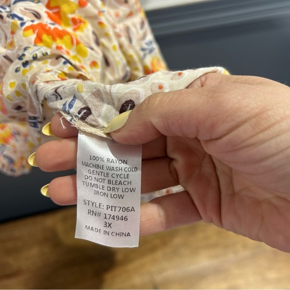 Plus Size Light Weight Floral Blouse - Picture 5 of 9